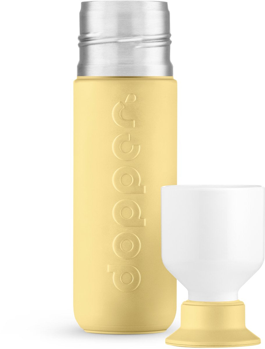 Dopper Insulated Maple Yellow in de 350 ml maat, met de losse witte drinkbeker ernaast