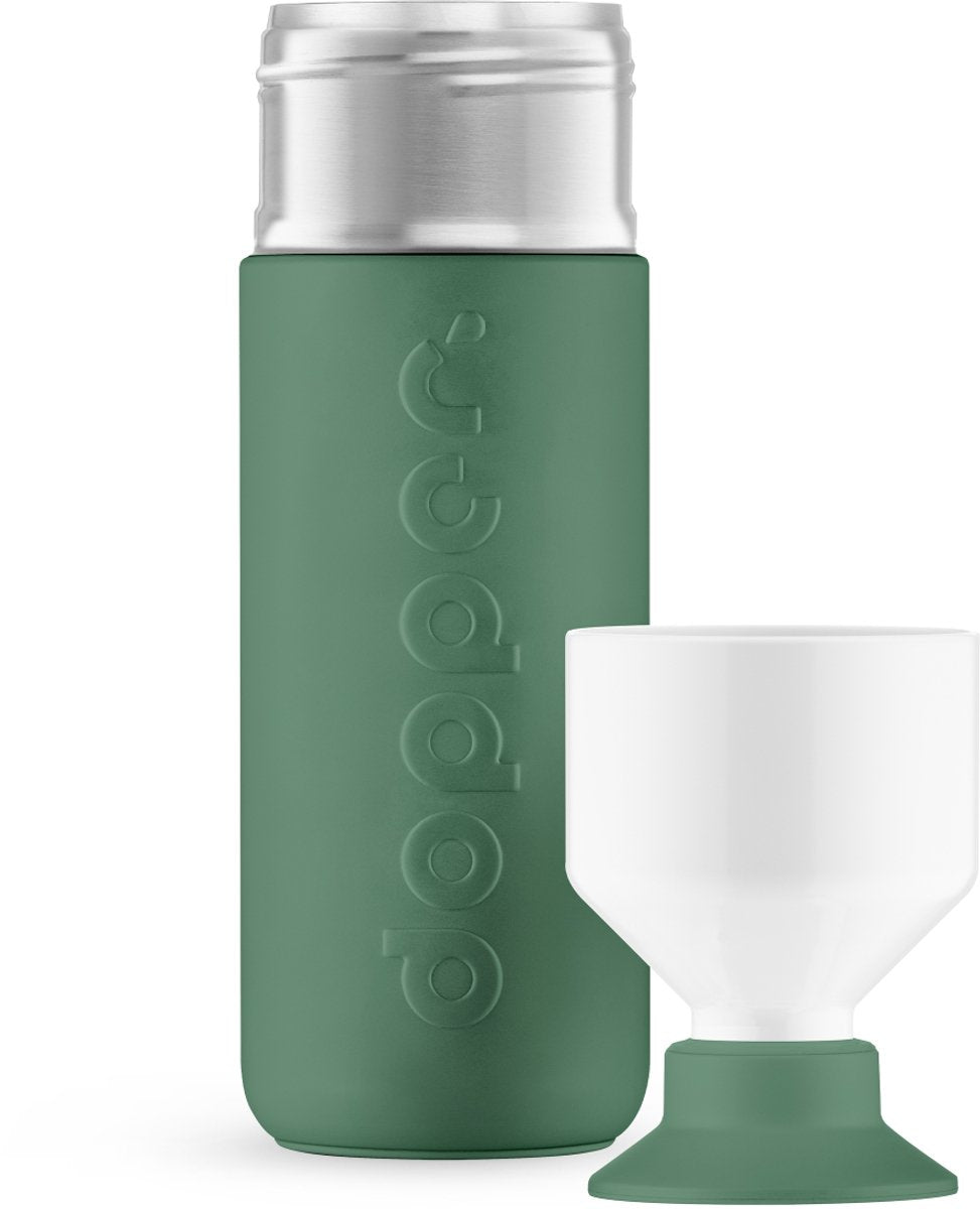Dopper Insulated Pine Green in de 580 ml maat, met de losse witte drinkbeker ernaast