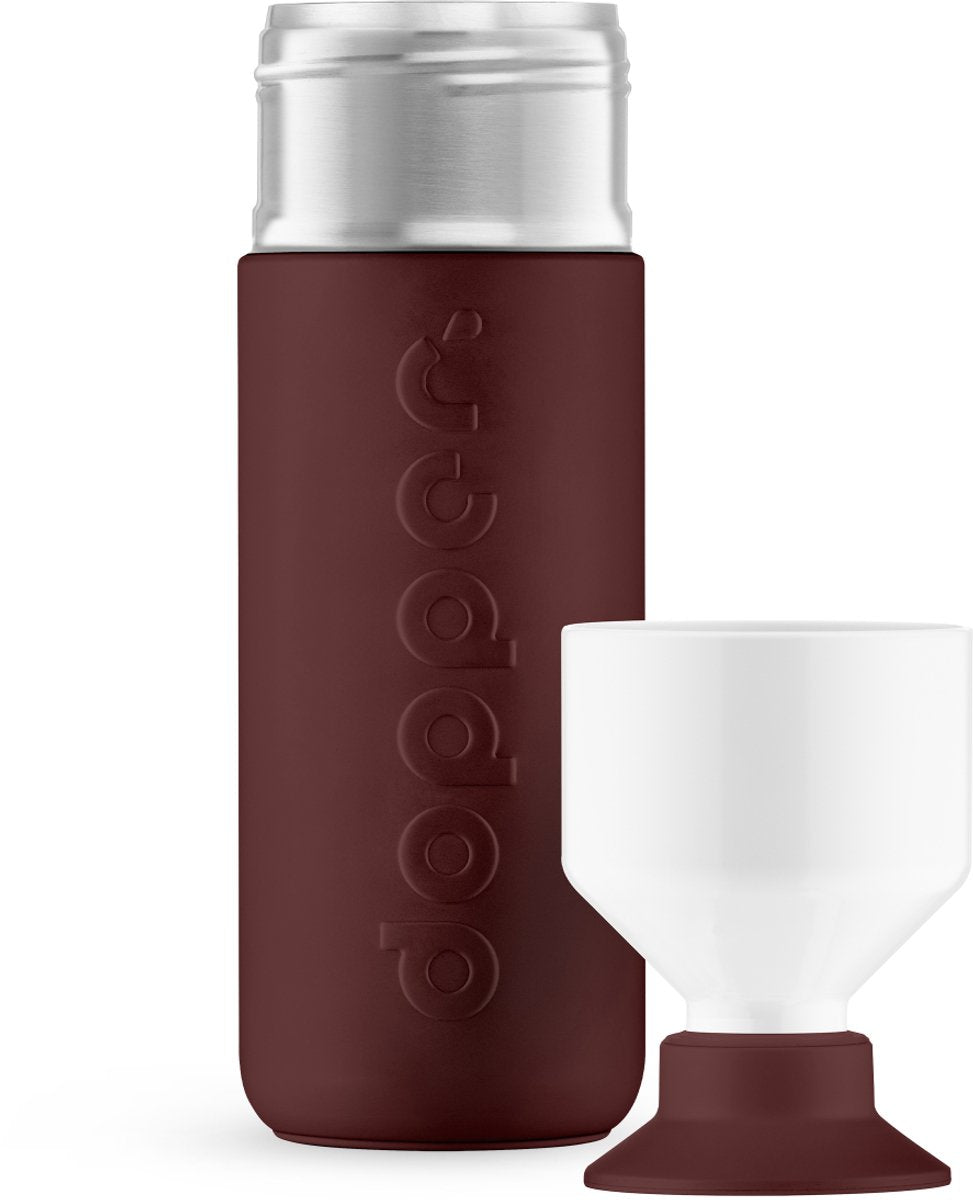 Dopper Insulated Cedar Brown in de 580 ml maat, met de losse witte drinkbeker ernaast