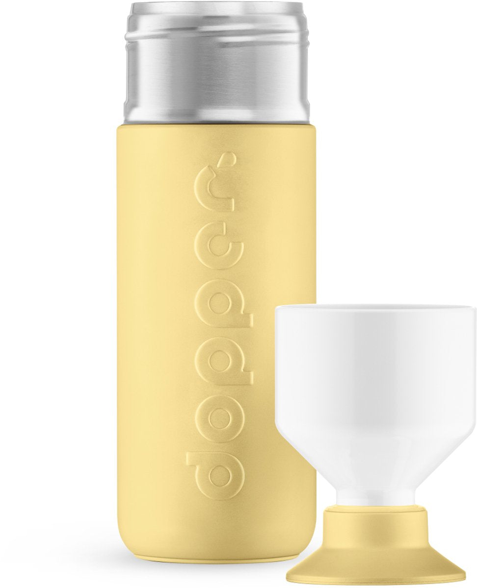 Dopper Insulated Maple Yellow in de 580 ml maat, met de losse witte drinkbeker ernaast