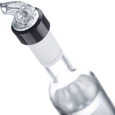 Westmark Doseerbeker, transparant, geplaatst op de hals van een fles klaar om te schenken
