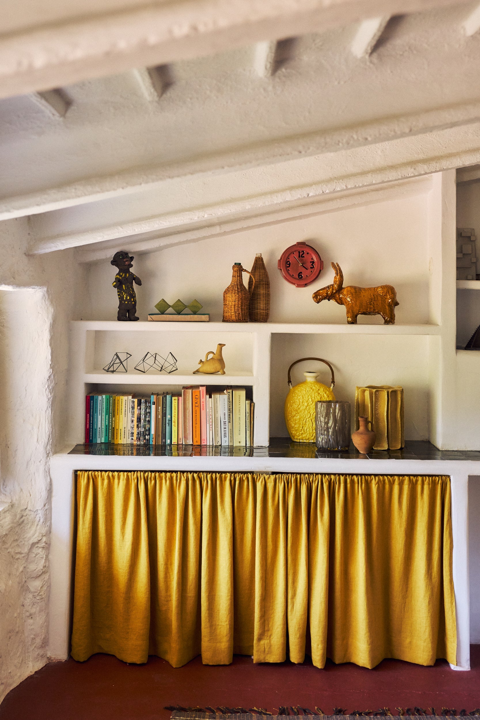 HKLiving 70's Wandklok Pink aan de wand in een sfeervolle woonkamer