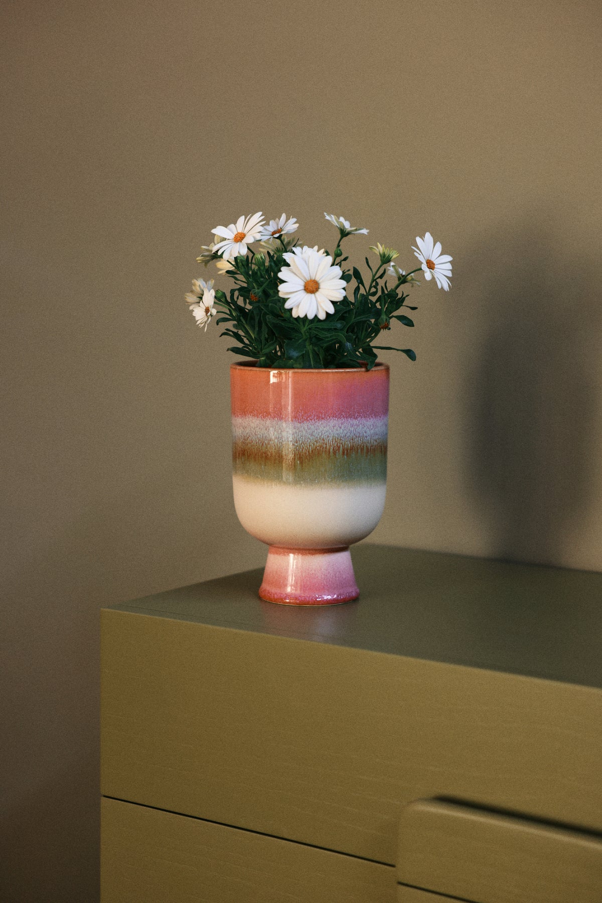 HKLiving Retro Bloempot Rosefield met madeliefjes op een commode