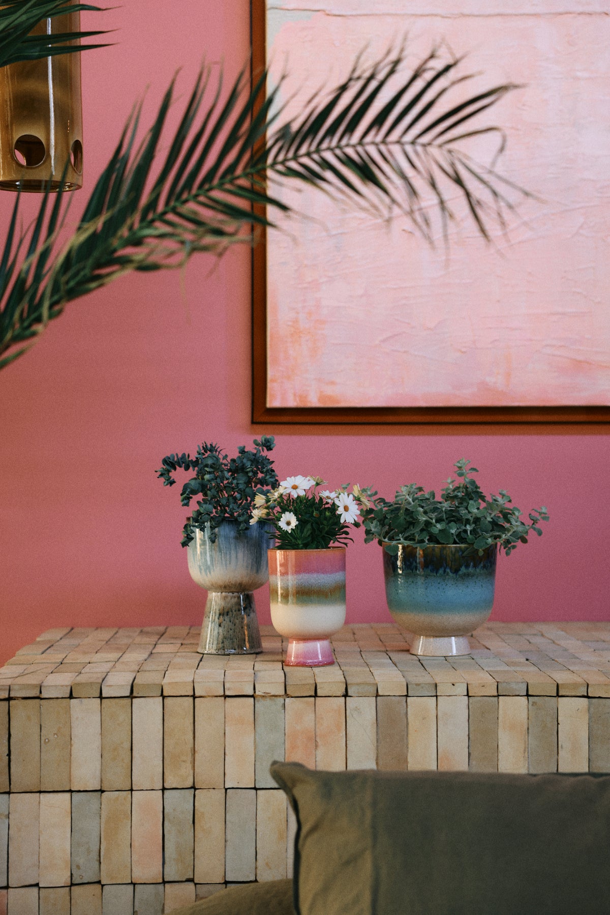 HKLiving Retro Bloempot Rosefield met bloemen op een bakstenen richel