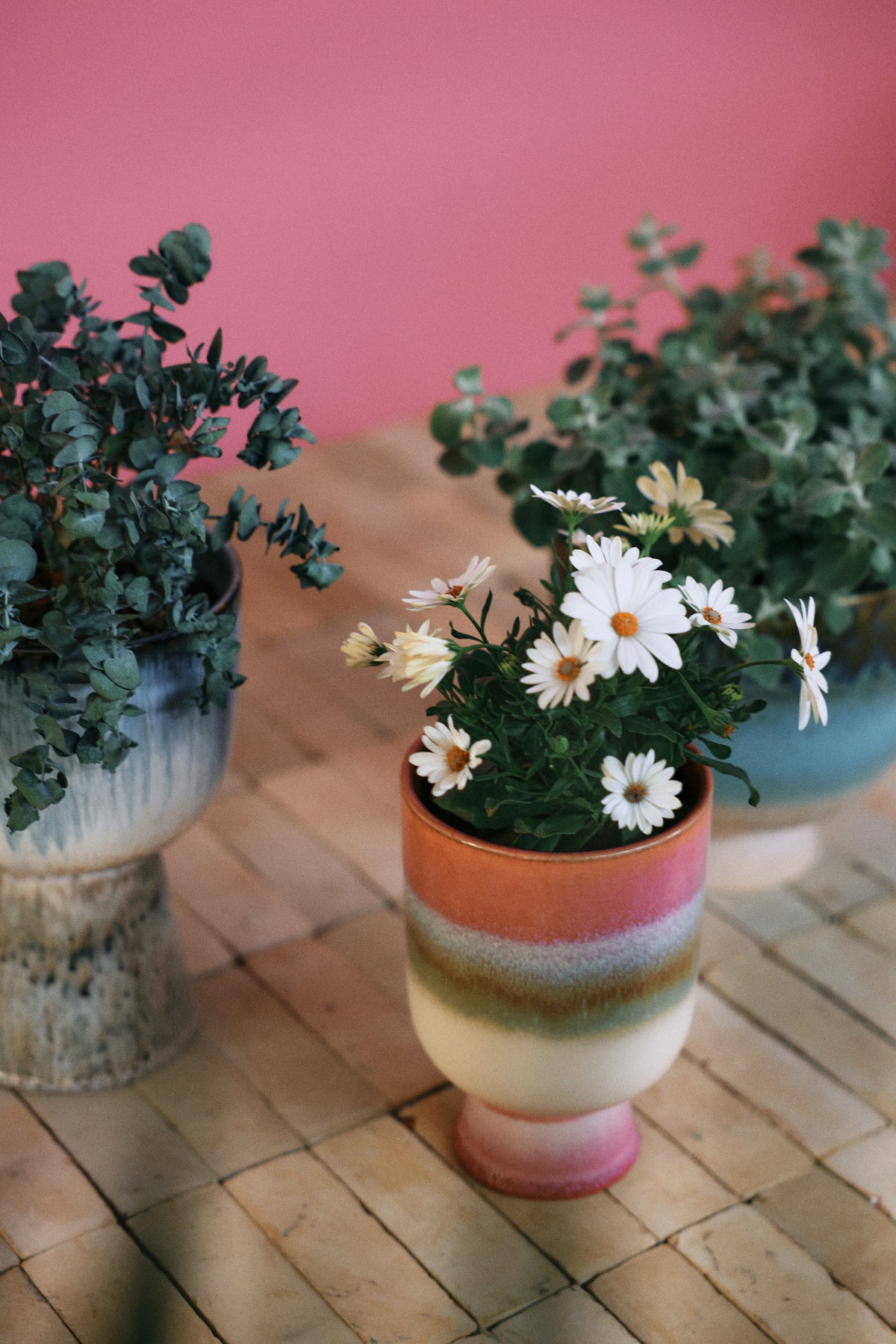 HKLiving Retro Bloempot Rosefield met bloemen op een houten vloer