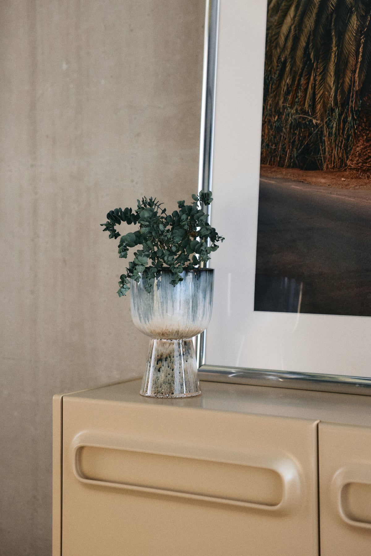 HKLiving Retro Bloempot Glacier met een plant op een dressoir