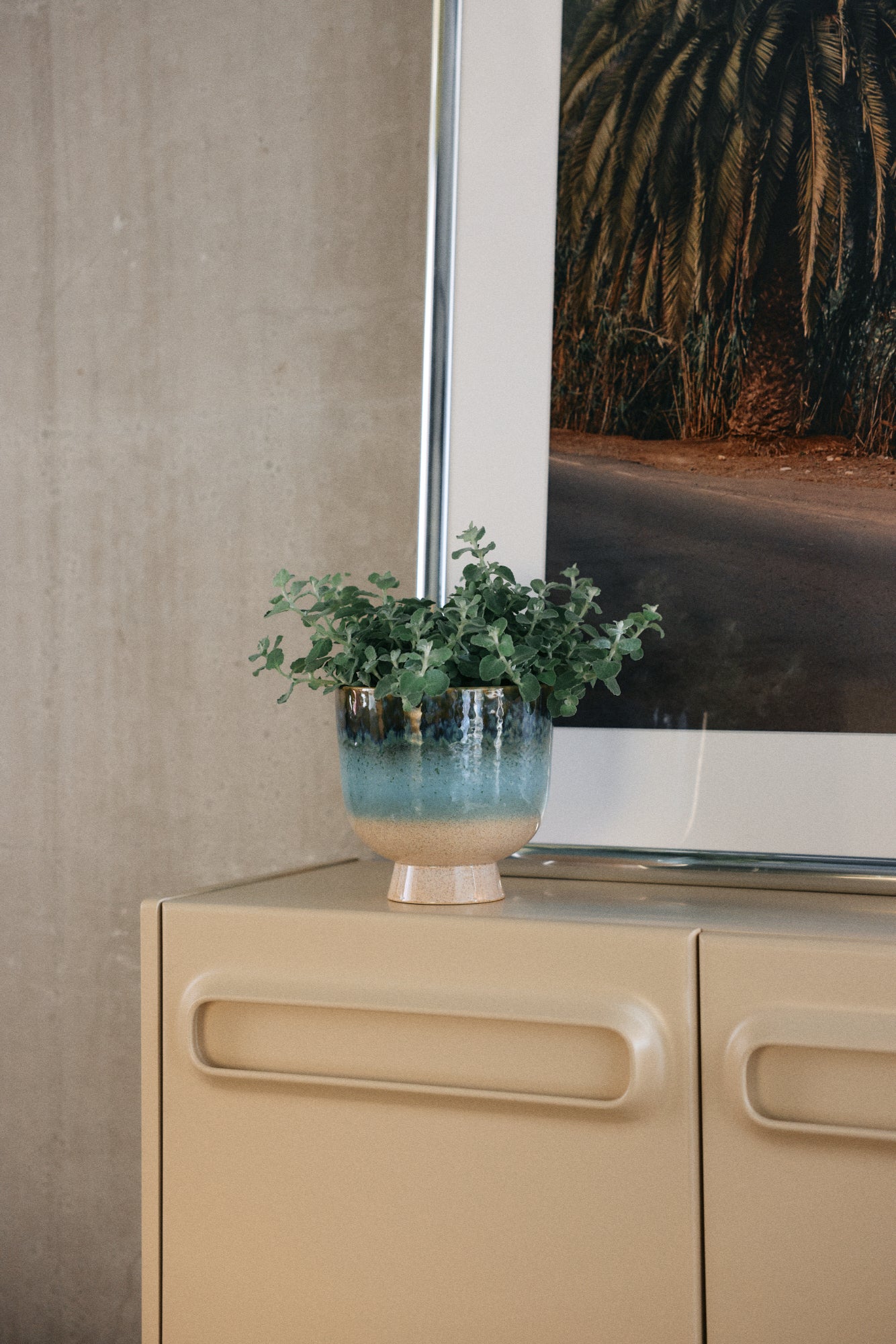 HKLiving Retro Bloempot Lagoon met een plant op een dressoir