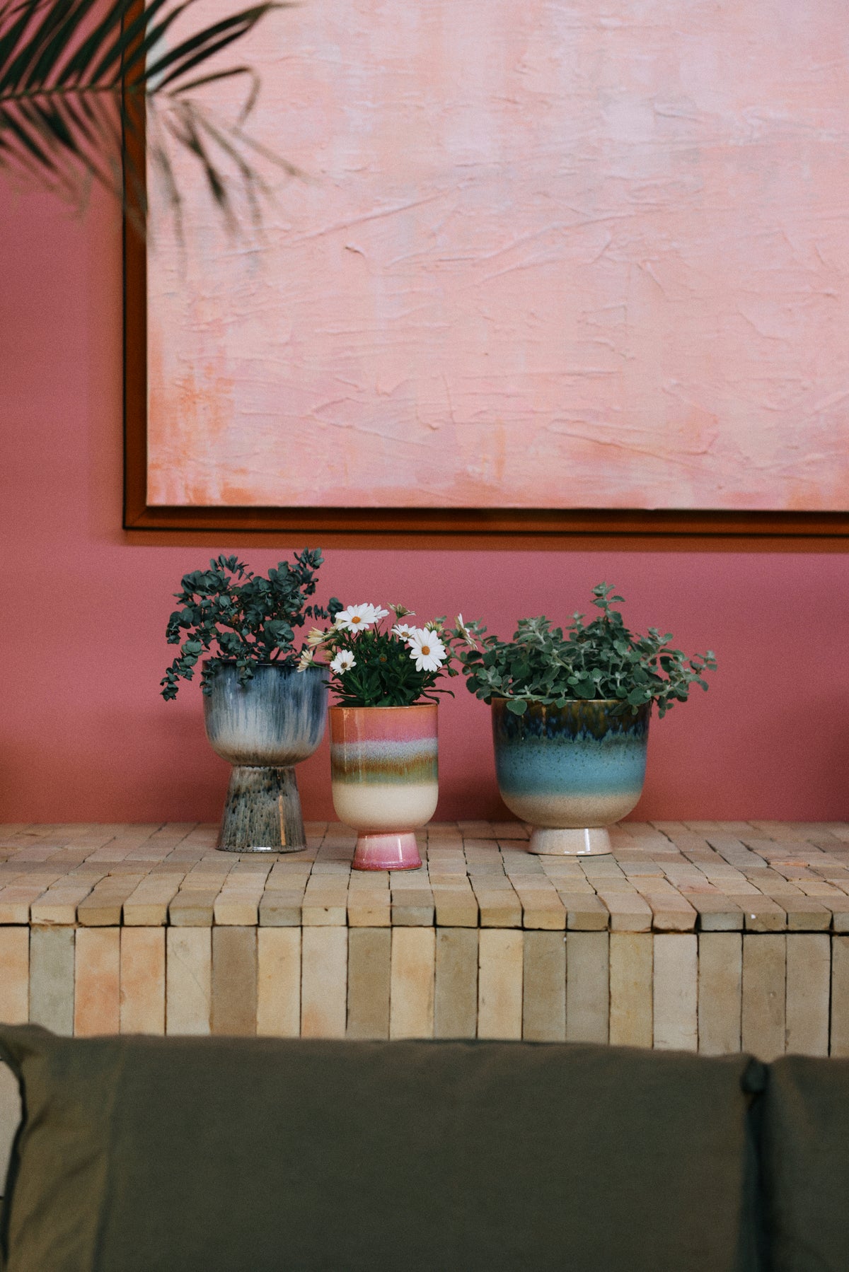 HKLiving Retro Bloempot Lagoon met bloemen op een bakstenen richel