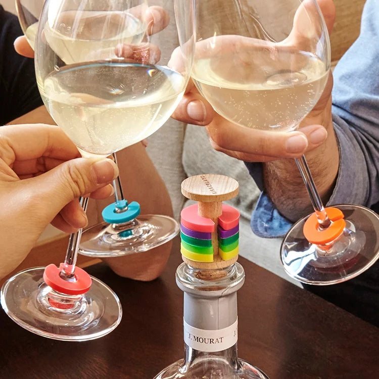 Kikkerland Wijnmarkers met Stopper - Regenboog, sfeerbeeld, twee mensen proosten met wijnglazen met de markers erop