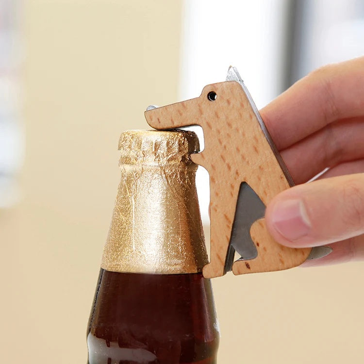 Kikkerland Flesopener Fetch, sfeerbeeld, een hand gebruikt de opener op een flesje