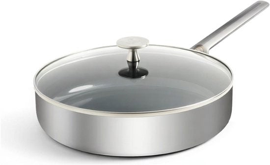 Royal Van Kempen hapjespan van 28 cm met het glazen deksel gesloten, roestvrijstalen knop en lang recht handvat, op een witte achtergrond.