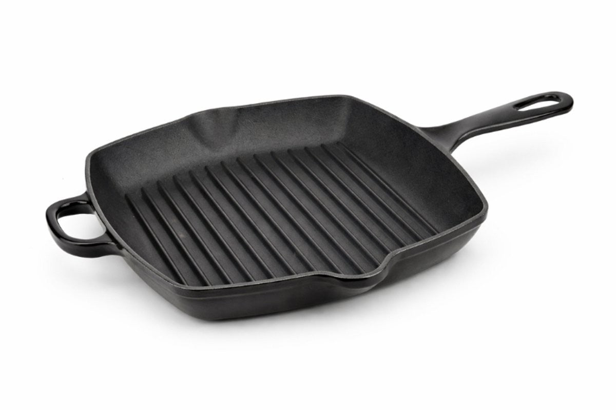 Royal Van Kempen gietijzeren grillpan van 26 x 26 cm in mat zwart met geribbelde grillplaat, een lange steel met ophanglus en een klein lus-handvat aan de andere zijde, op een witte achtergrond.