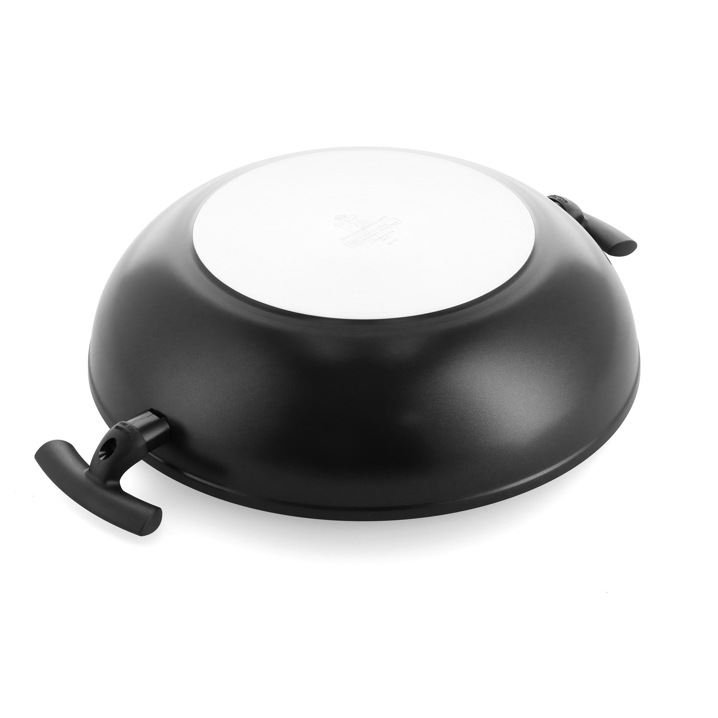 Onderkant van de zwarte BK Easy Induction wadjan met inductiebodem en twee zijgrepen.