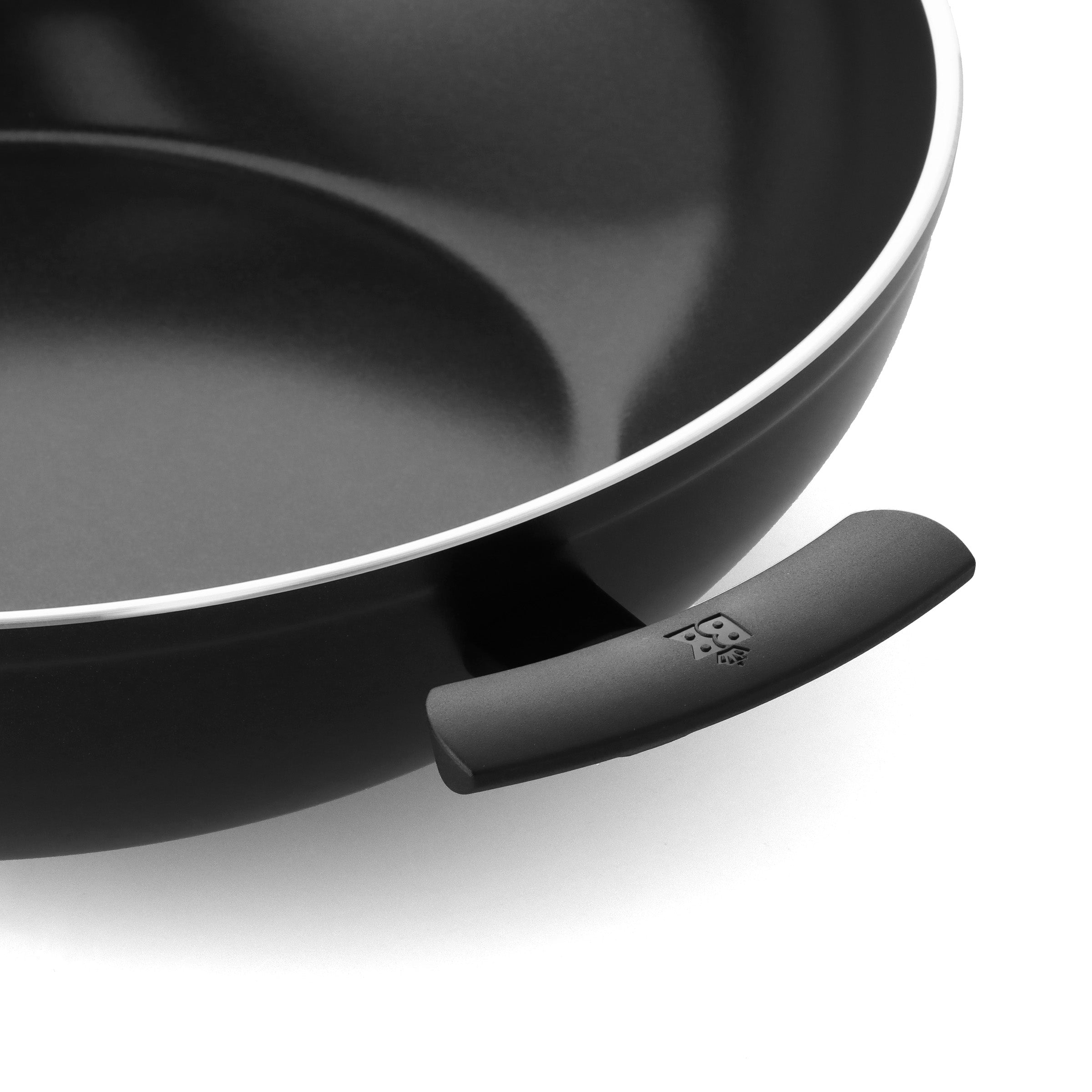 Detail van de zwarte zijgreep met BK-logo van de BK Easy Induction wadjan.