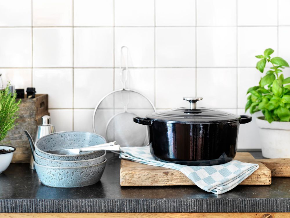 BK Bourgogne braadpan in Jet Black met crèmekleurige binnenkant en twee zwarte oren