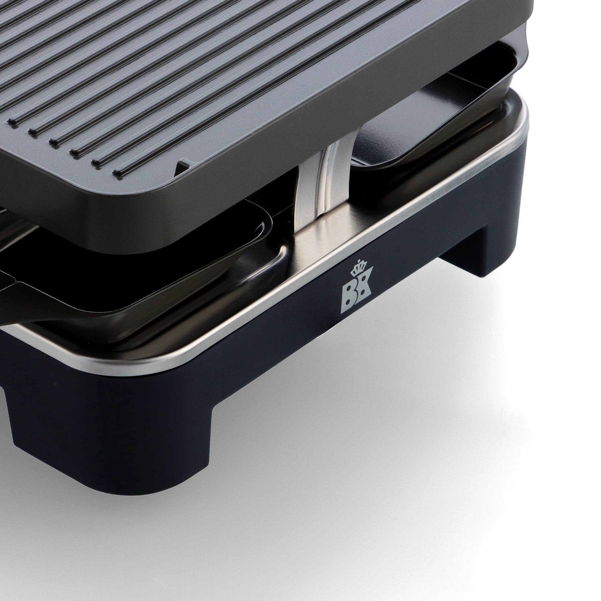 Detail van de grillplaat van de zwarte BK Connect raclette met BK-logo.