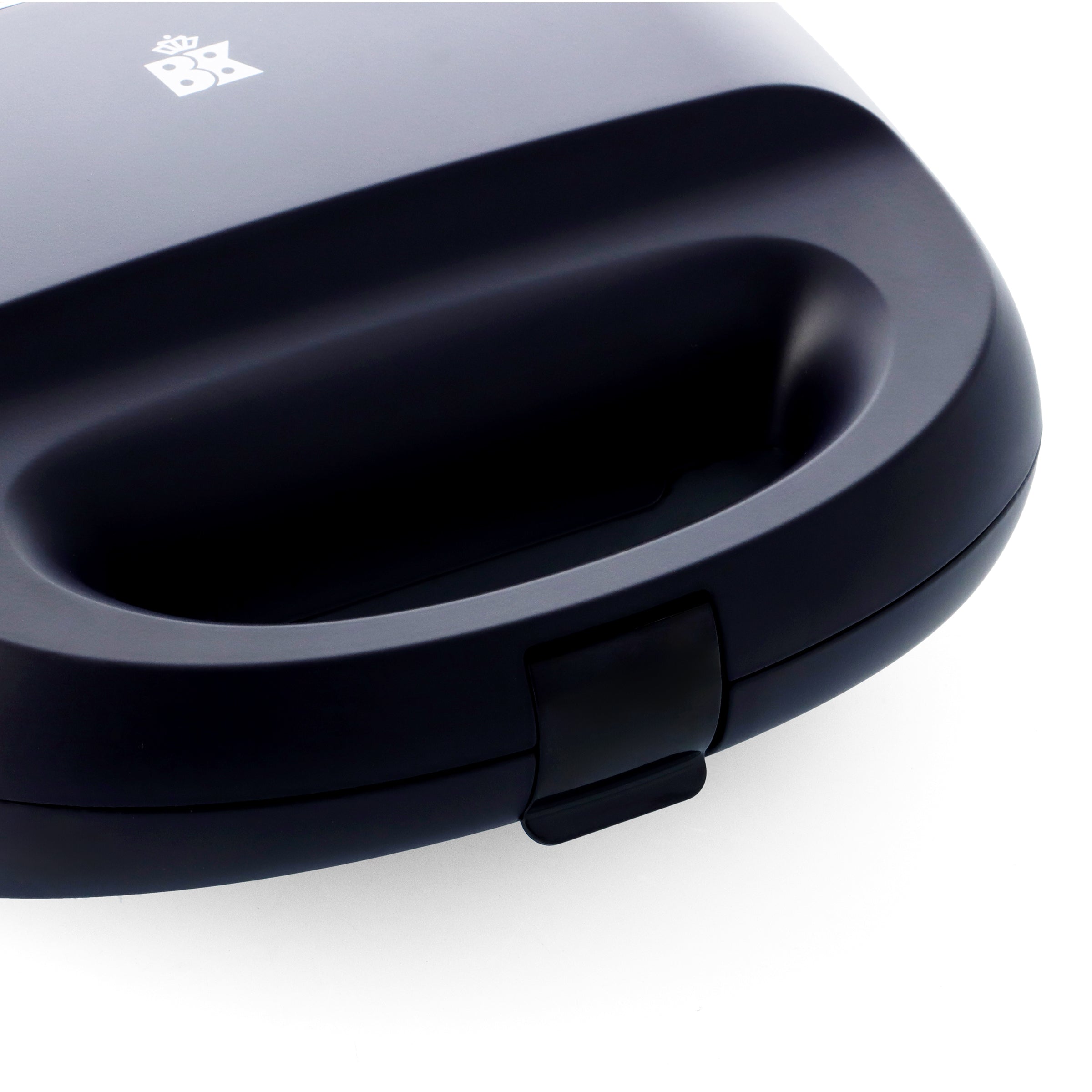 Detail van de handgreep en vergrendeling van de zwarte BK Connect grill met BK-logo.