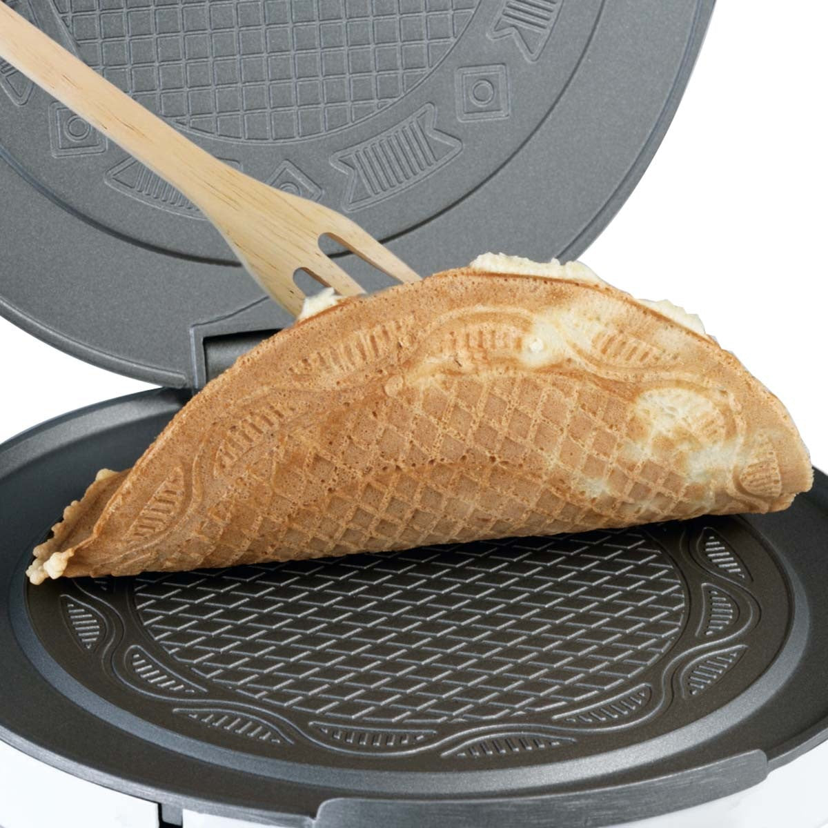 Cloer Kniepertjesijzer Traditioneel met een gebakken kniepertje dat met een houten vork wordt opgetild