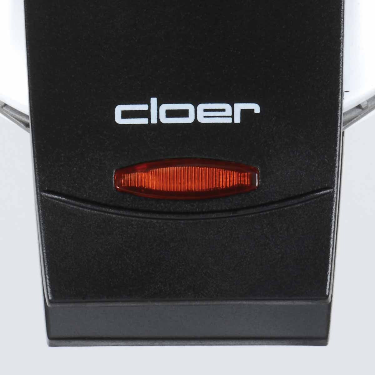 Cloer Kniepertjesijzer close-up van de zwarte greep met Cloer-logo en oranje controlelampje