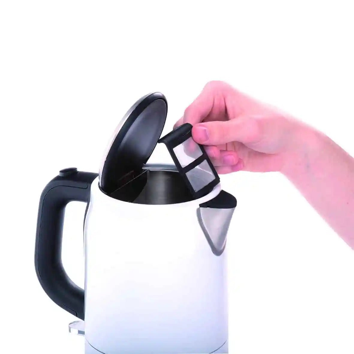 Cloer Waterkoker 1 liter (wit) met open deksel en een hand die het filter uit de tuit haalt