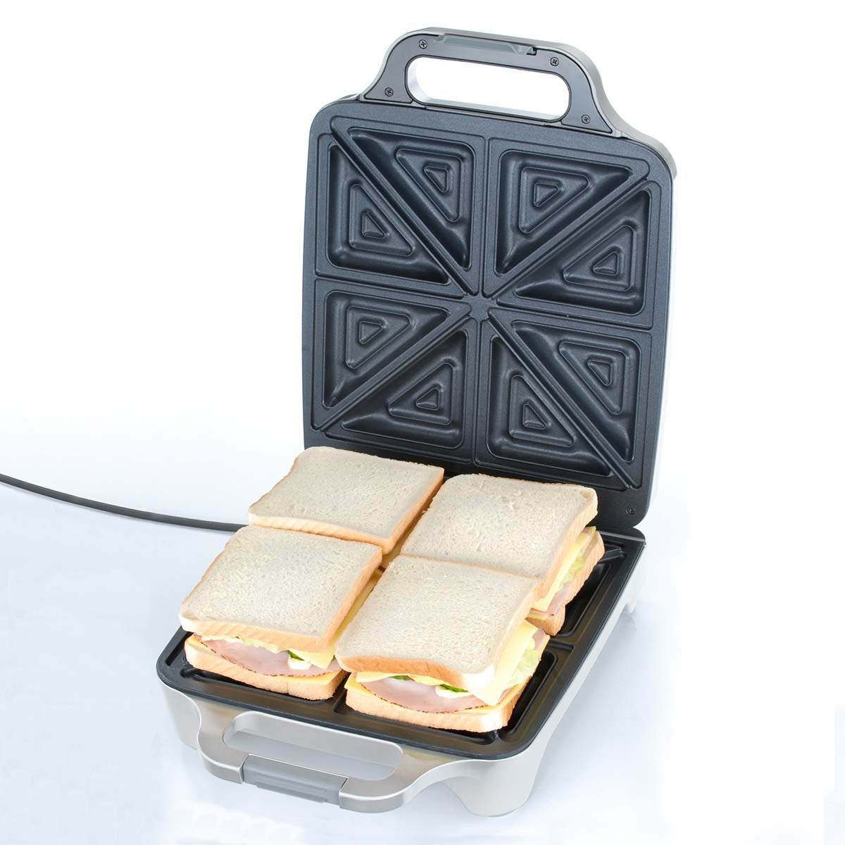 Cloer Sandwichmaker XXL 4 sneetjes geopend met vier belegde sandwiches met ham en kaas voor het bakken