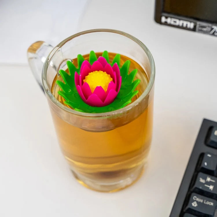 Kikkerland Theezeef Lotus, sfeerbeeld, de infuser drijft in een kop thee