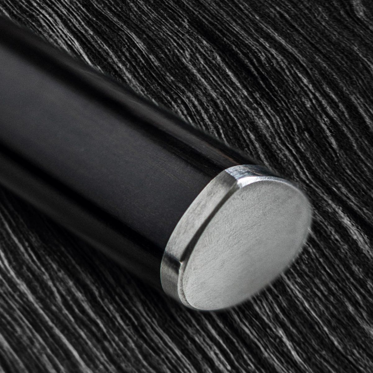 Kai Shun Classic Nakiri - 16,5 cm, close-up van het zwarte pakkahouten handvateinde met RVS eindkap