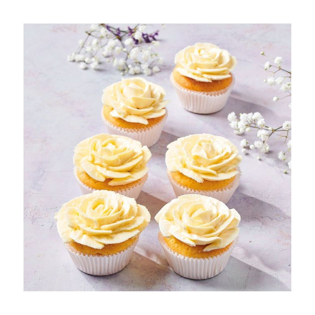 Cupcakes met Swiss Meringue Botercrème gespoten als roos