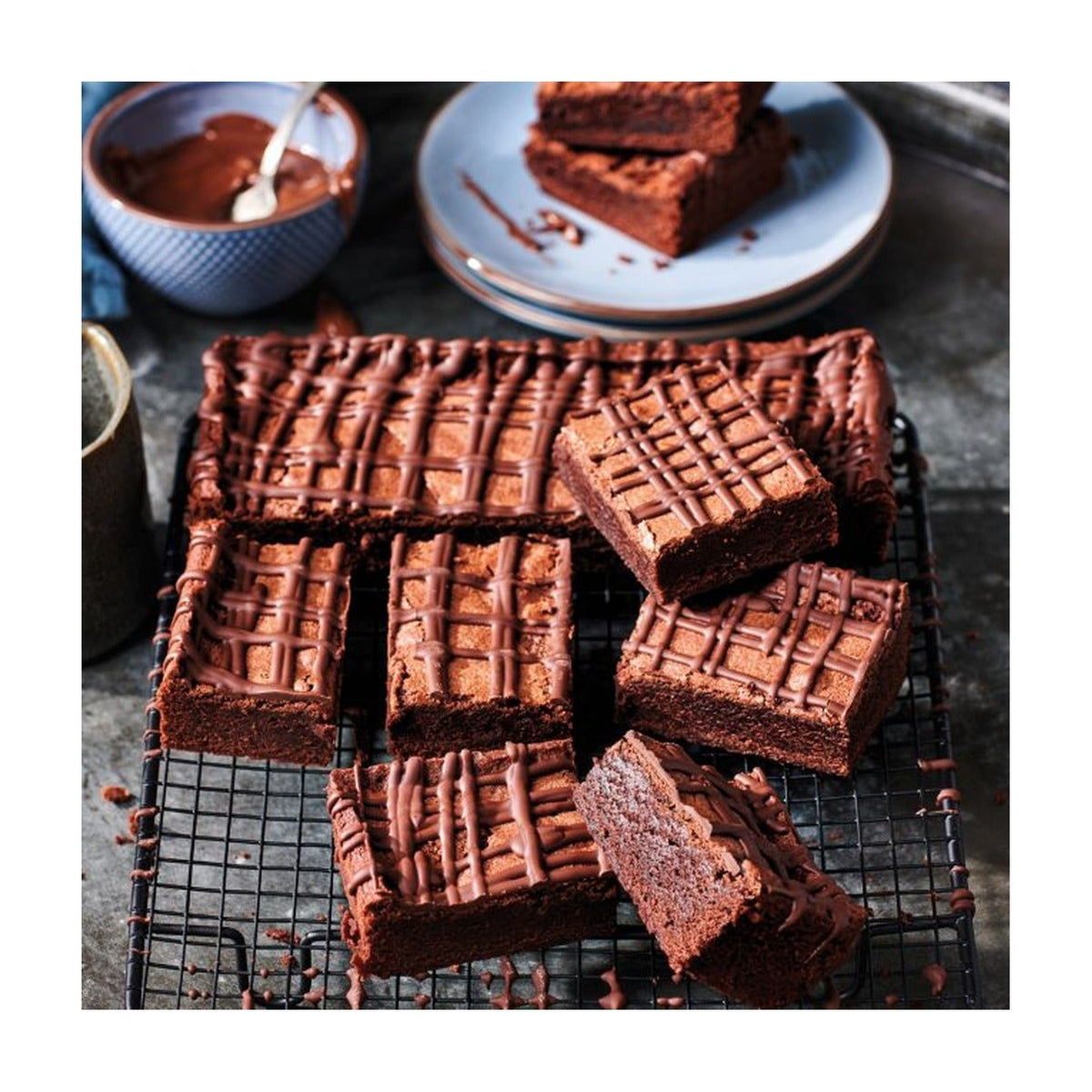 Fudge brownies in blokjes gesneden met chocoladeglazuur