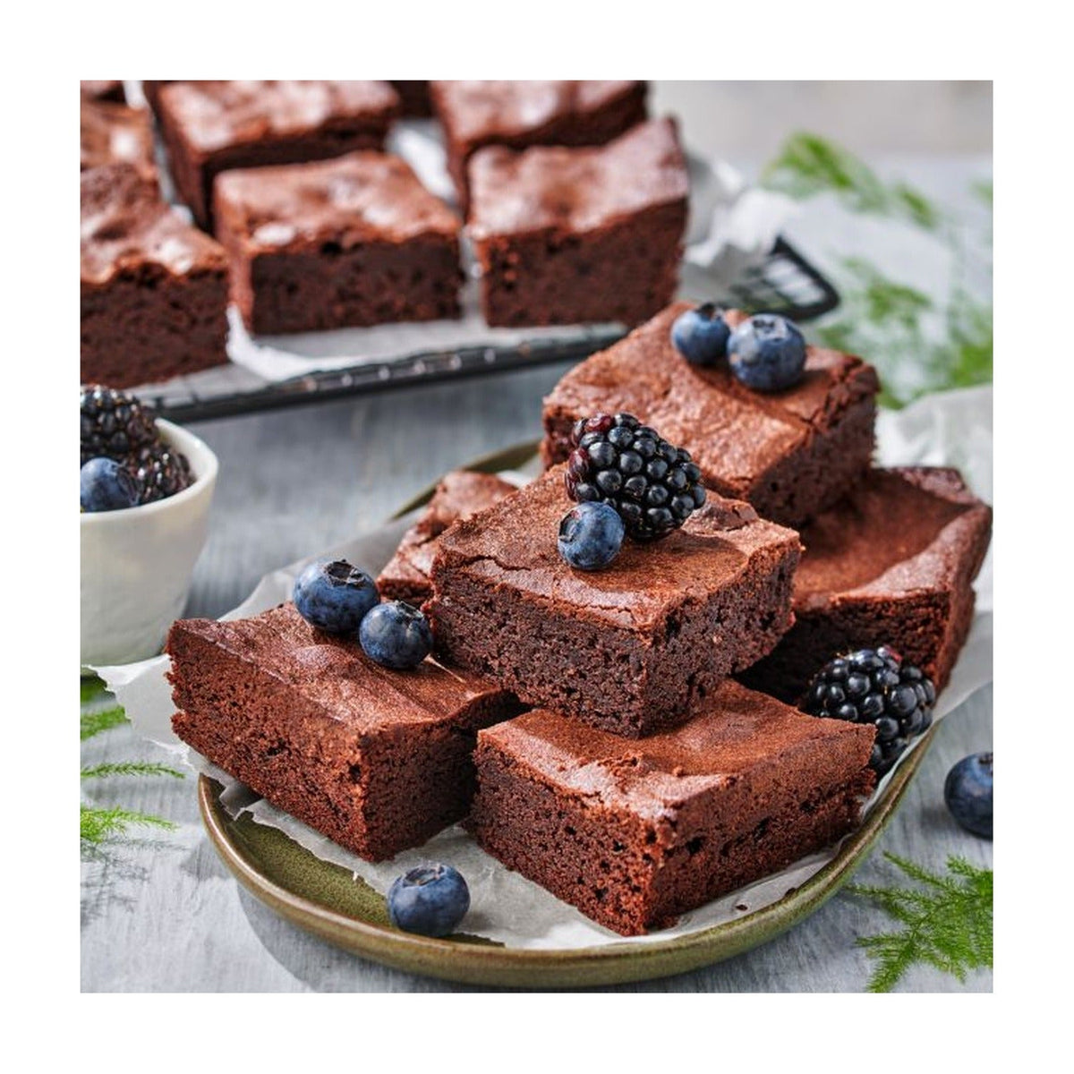 Glutenvrije brownies in blokjes met bosbessen en bramen
