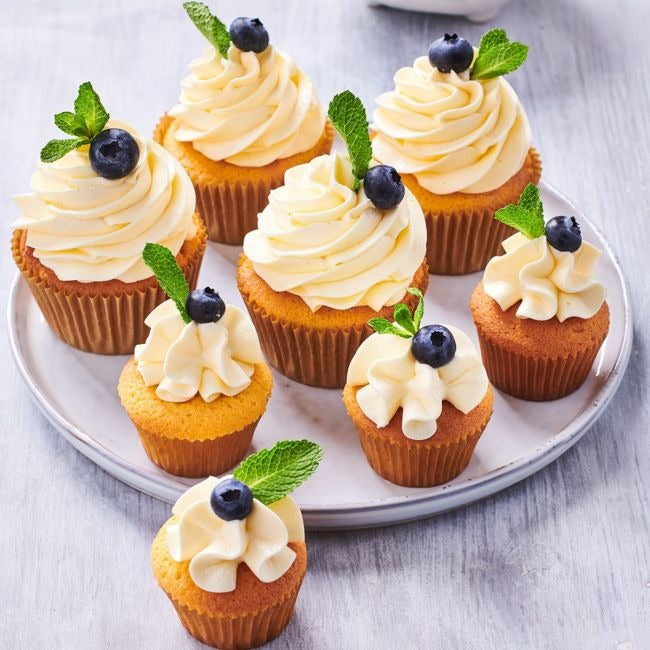 Cupcakes met glutenvrije botercrème, bosbes en muntblaadje