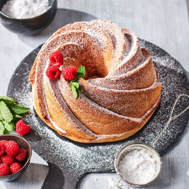 Tulband bestrooid met glutenvrij suikerbakkerspoeder en frambozen