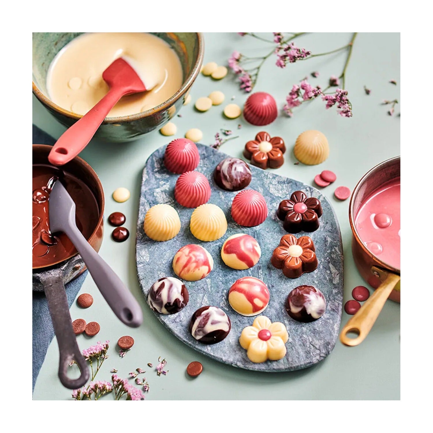 FunCakes Chocolade Melts Melk - 350 gram op witte achtergrond