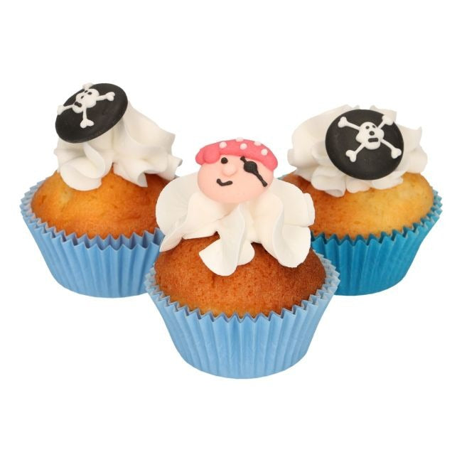 Cupcakes versierd met suikerdecoraties van een piratenhoofd en doodskoppen met gekruiste beenderen