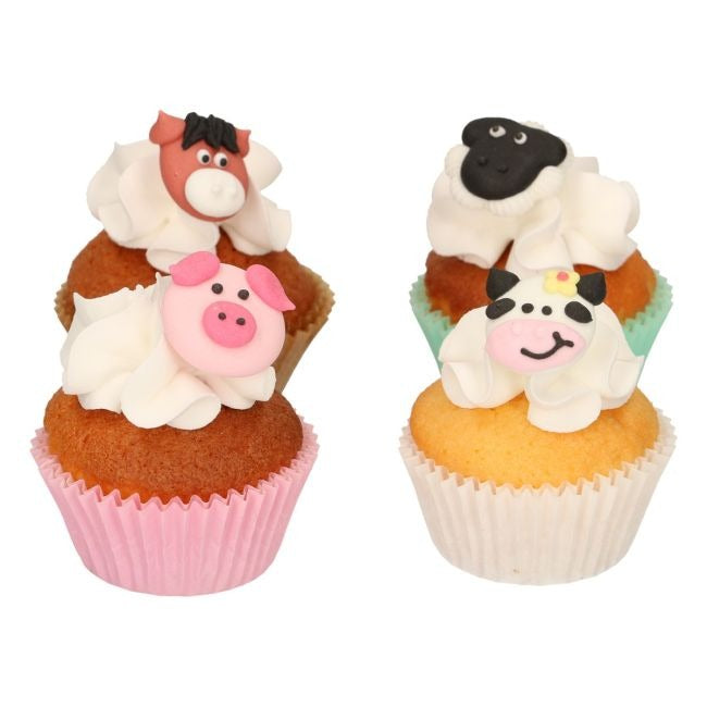 Cupcakes versierd met suikerdecoraties van boerderijdieren zoals een paard, schaap, varken en koe