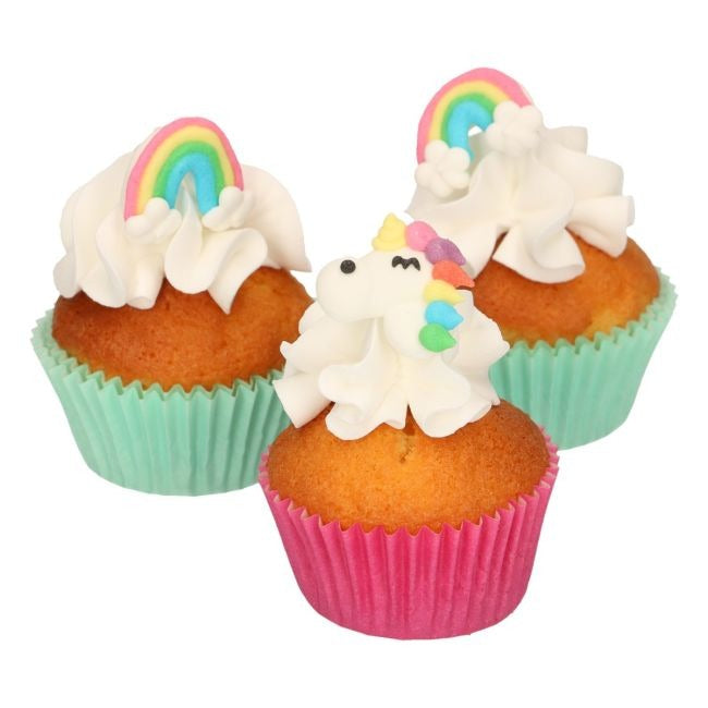 Cupcakes versierd met suikerdecoraties van regenbogen en een eenhoorn