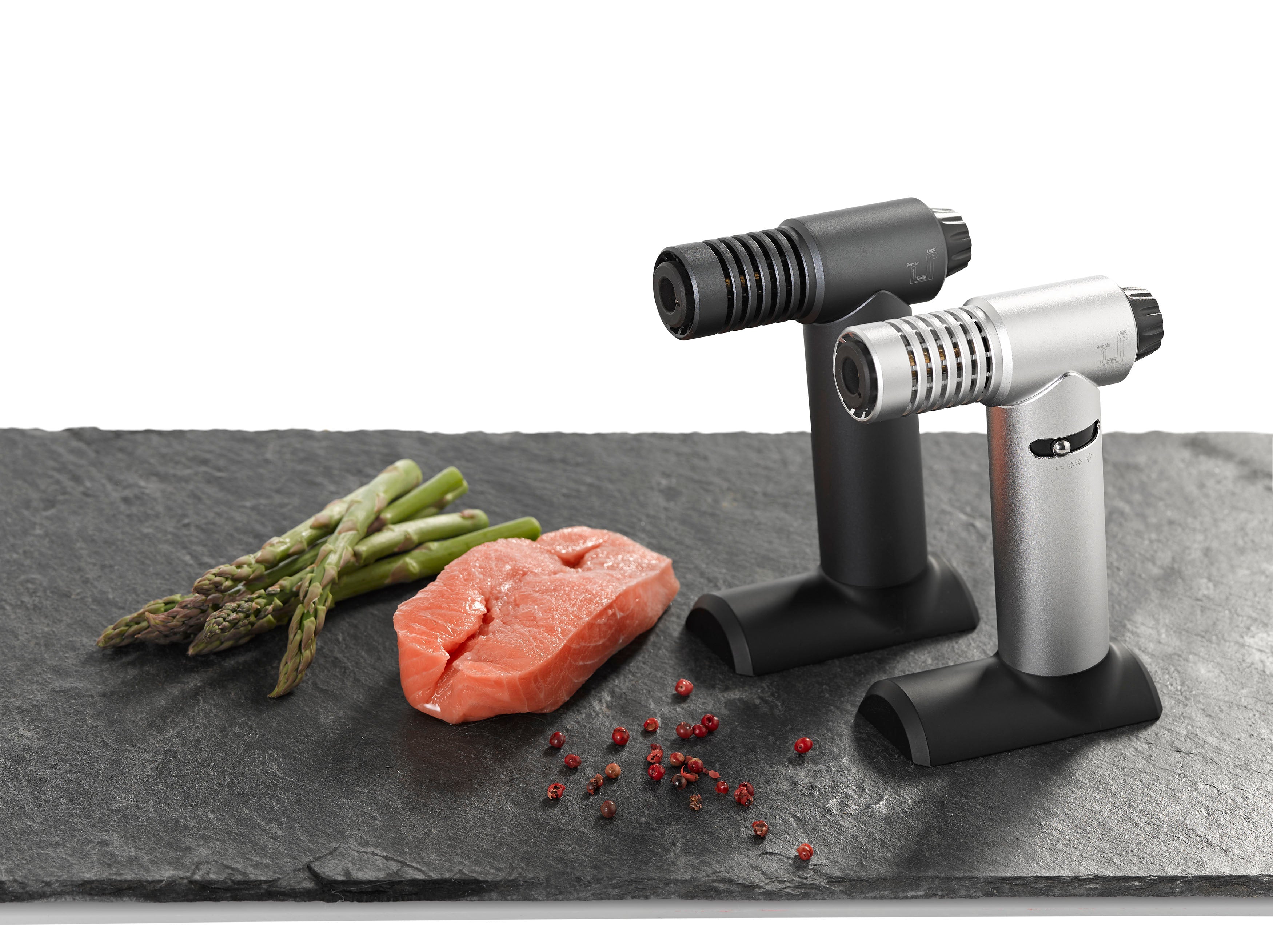 AdHoc branders in zilver en zwart op leisteen met zalm, asperges en peperbolletjes