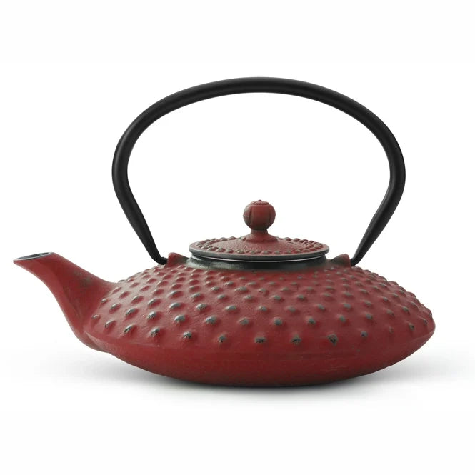 Bredemeijer Xilin theepot gietijzer rood met bolle stippen, zwart handvat en dop, schuin van opzij