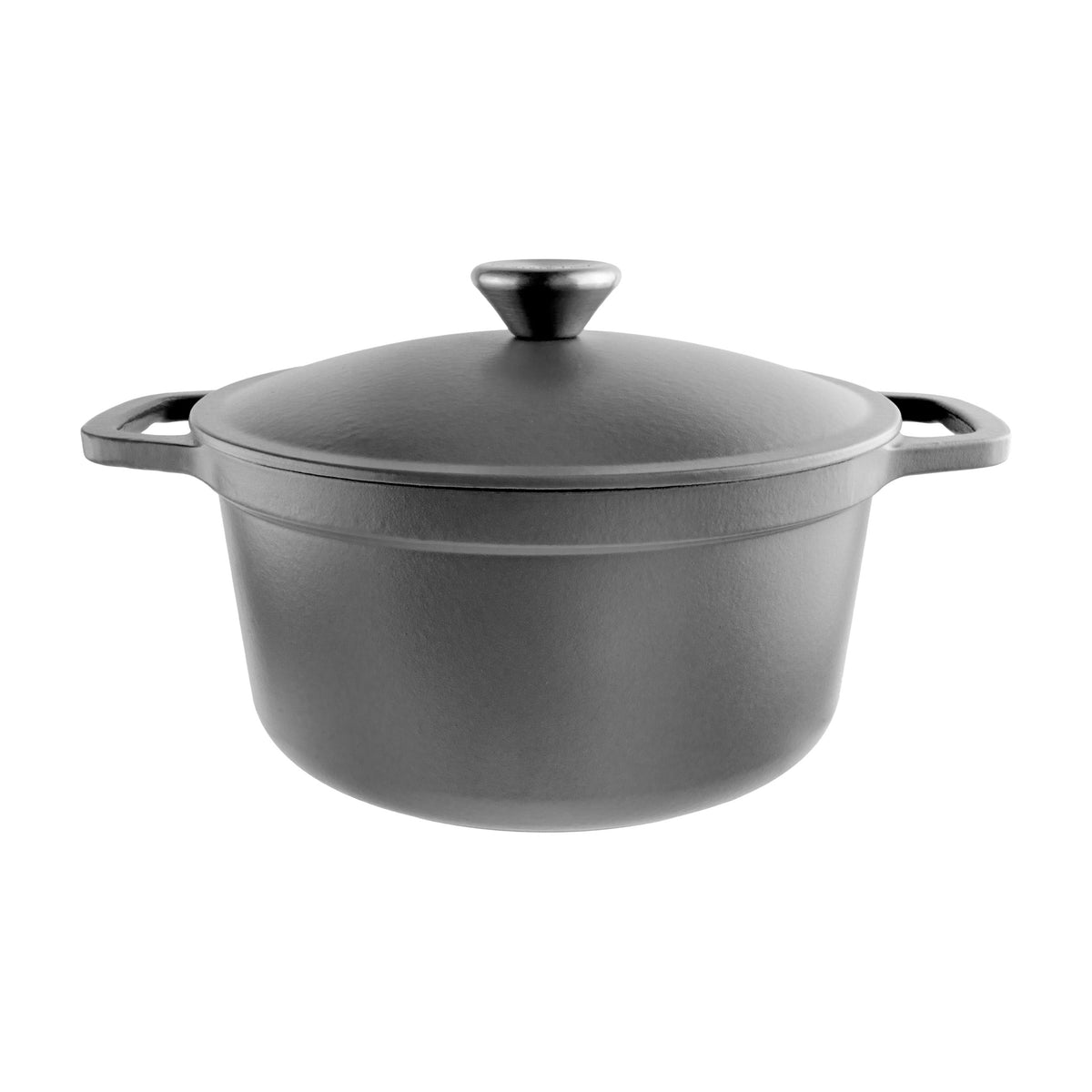 Zwarte braadpan met deksel van opzij gefotografeerd, met een duidelijke ronde rand onder het deksel en handgrepen aan beide kanten