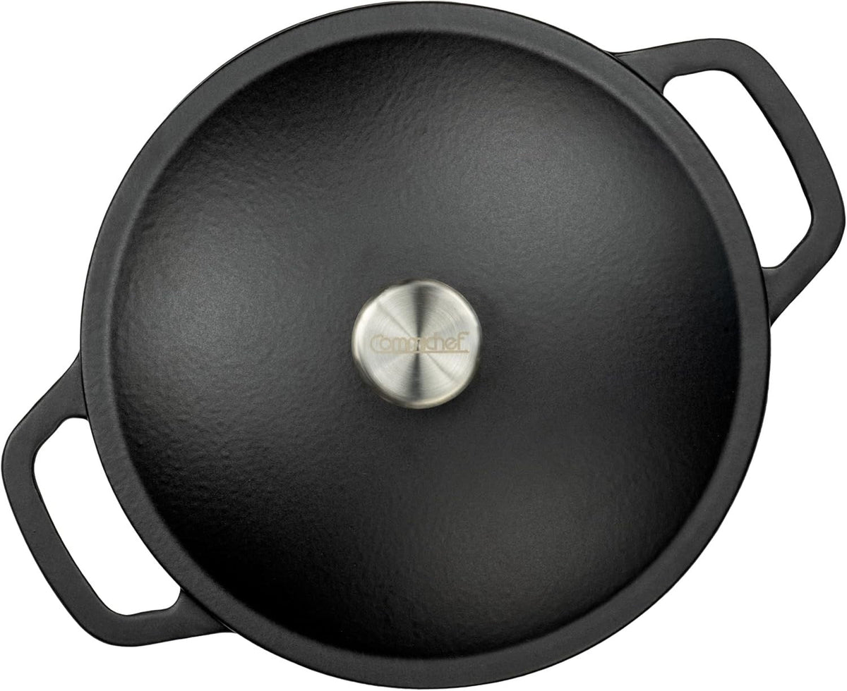 Bovenaanzicht van het mat zwarte deksel met een ronde roestvrijstalen knop met gegraveerd logo en aan weerszijden de handgrepen van de pan