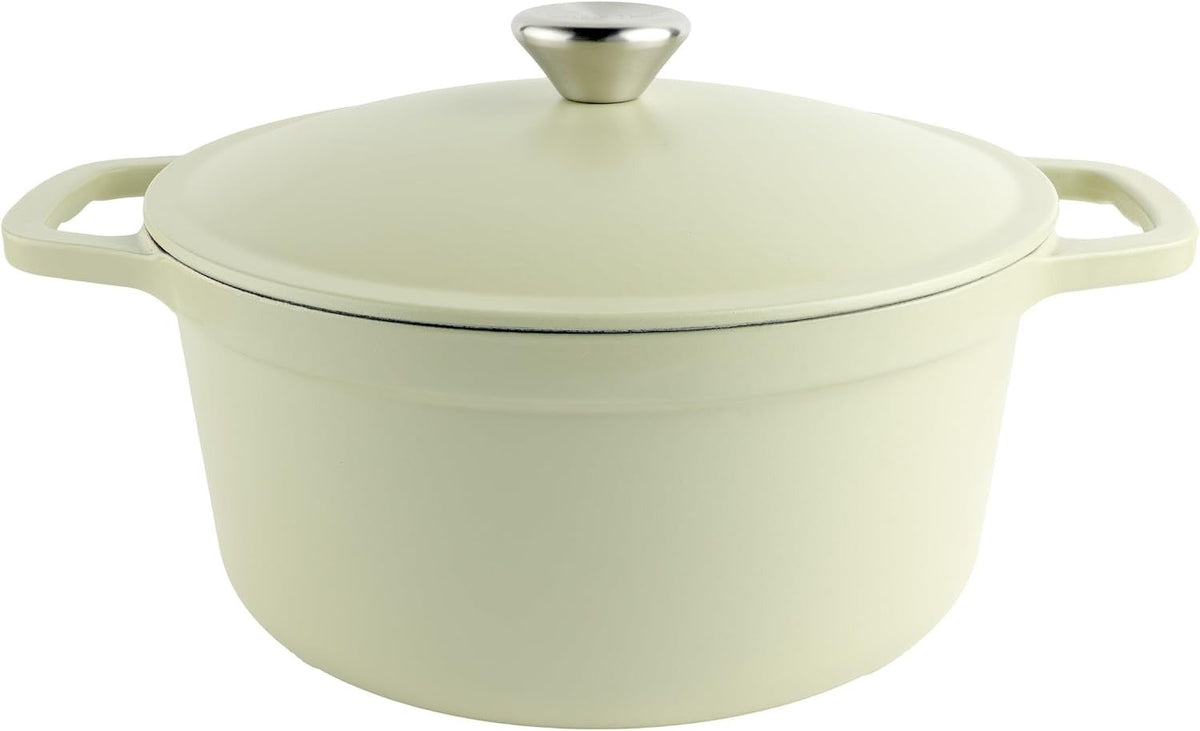 Crèmegroene braadpan met gesloten deksel van voren, matte afwerking en een roestvrijstalen knop