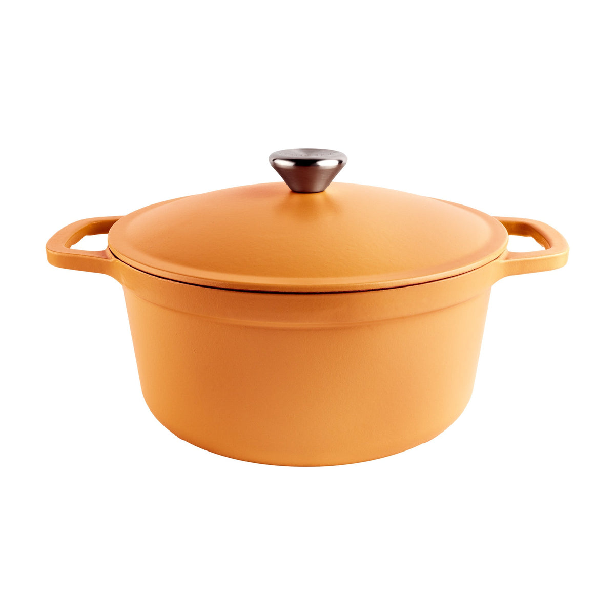 Terracottakleurige oranje braadpan met gesloten deksel en roestvrijstalen knop, vooraanzicht met twee uitgespaarde handgrepen