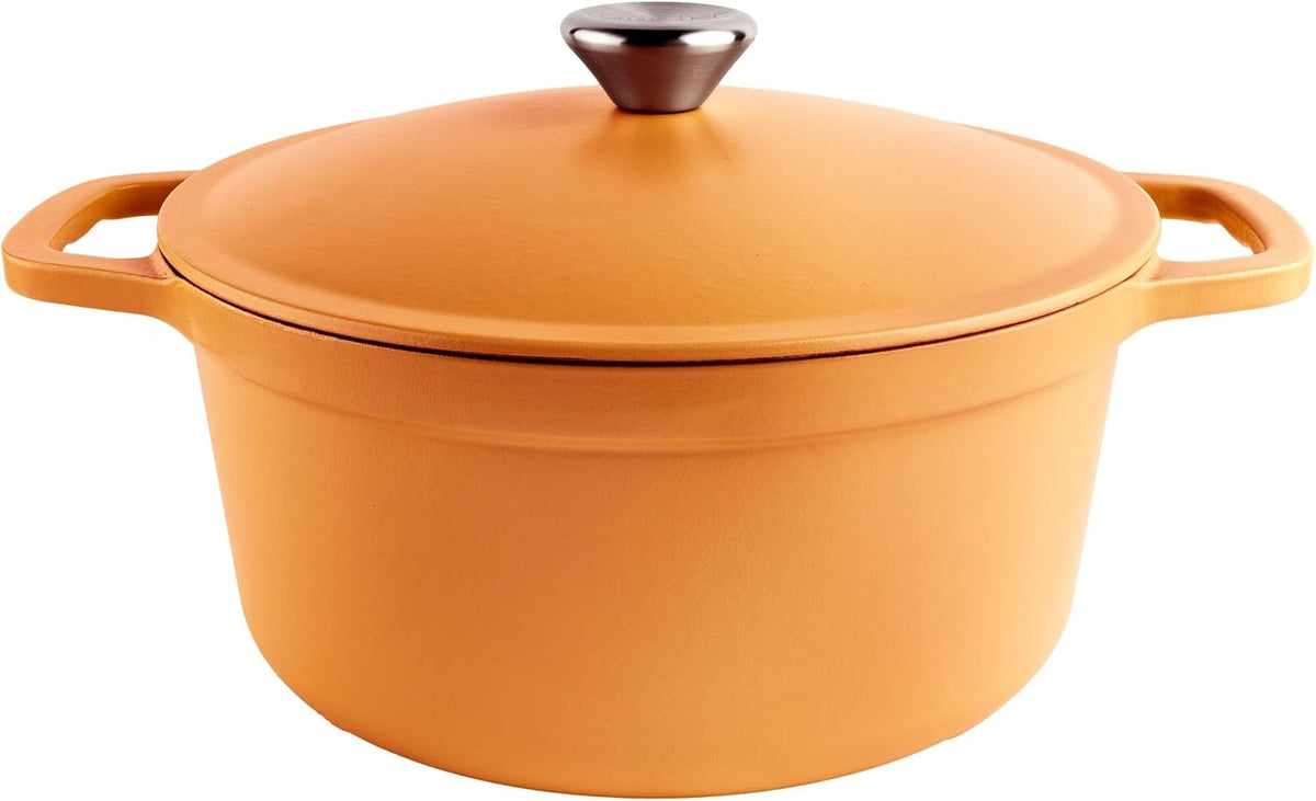 Oranje braadpan met deksel iets schuin van boven gezien, met de ronde knop in het midden en handgrepen links en rechts