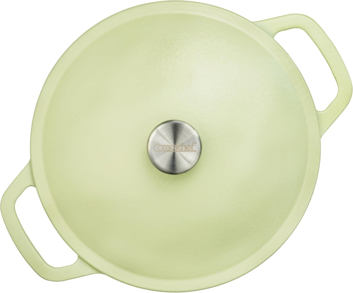 Lichtgroen deksel van boven gezien, met in het midden een ronde roestvrijstalen knop met gegraveerd logo