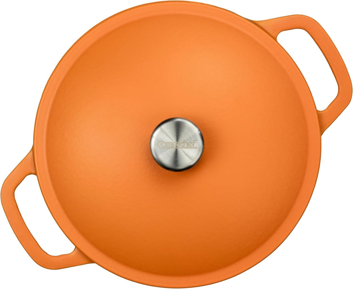 Bovenaanzicht van het oranje deksel met een ronde roestvrijstalen knop met logo en twee brede handgrepen