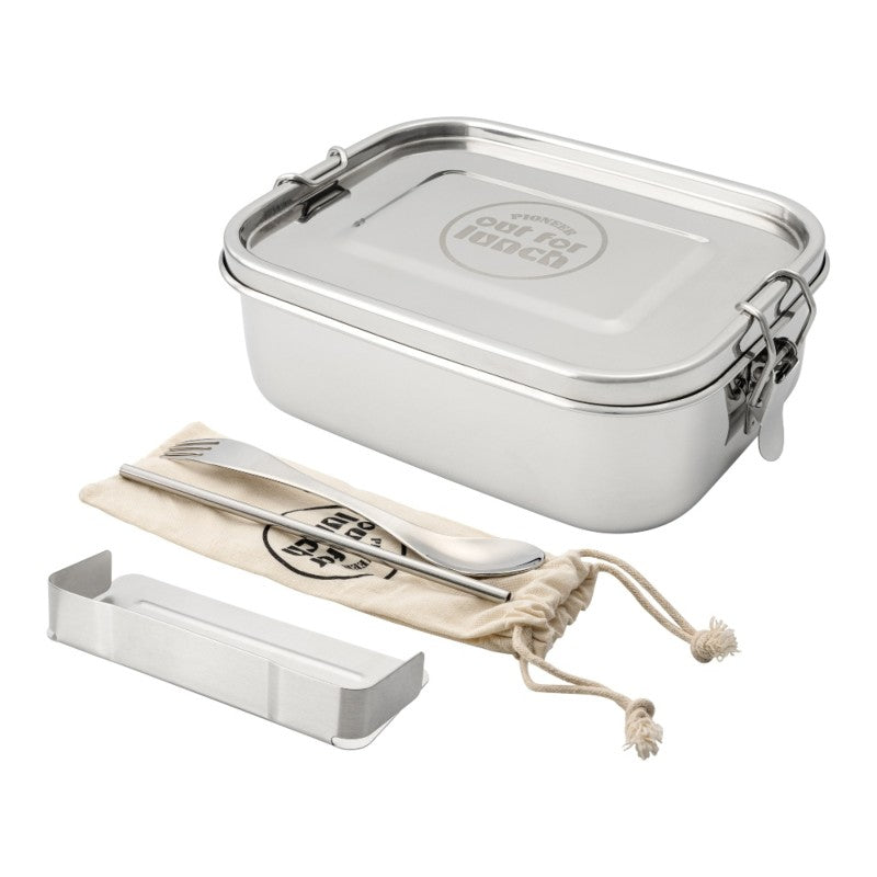 Rechthoekige roestvrijstalen lunchbox met twee klemsluitingen, ervoor een linnen zakje met lepelvork en rietje en een losse metalen scheidingsplaat