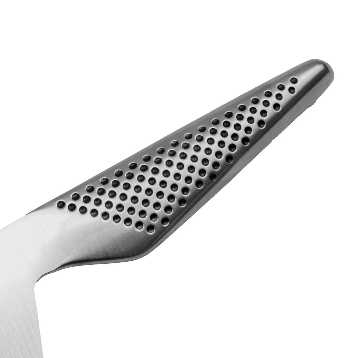 Close-up van het geperforeerde, taps toelopende roestvrijstalen handvat van het Global GS54 Santokumes op wit