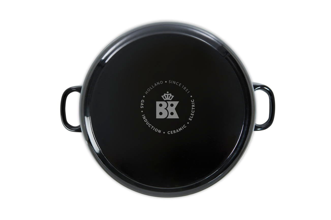 Bovenaanzicht van de zwarte BK Bourgogne braadpan met BK-logo op de bodem