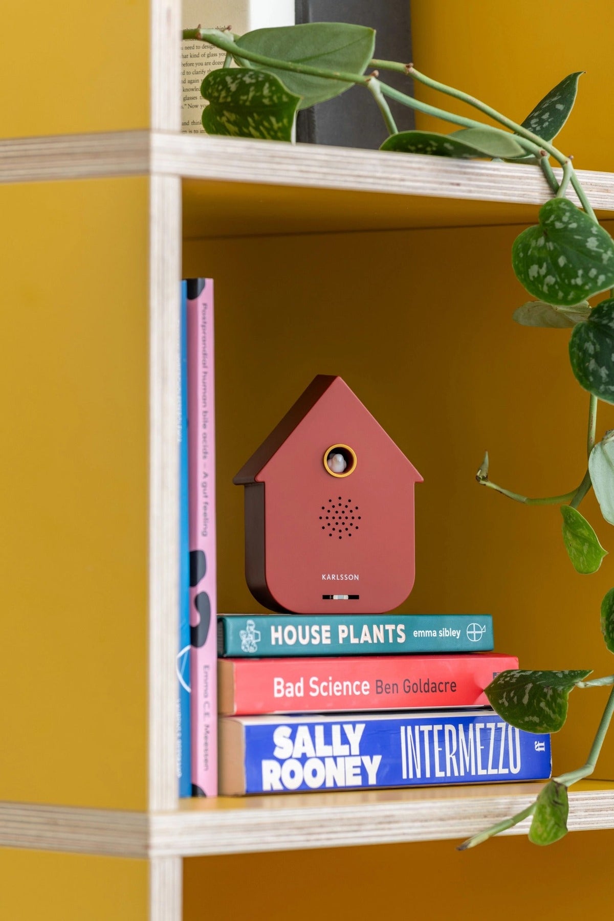 Karlsson Ornament Sound Box Modern Cuckoo - Red Ochre op witte achtergrond