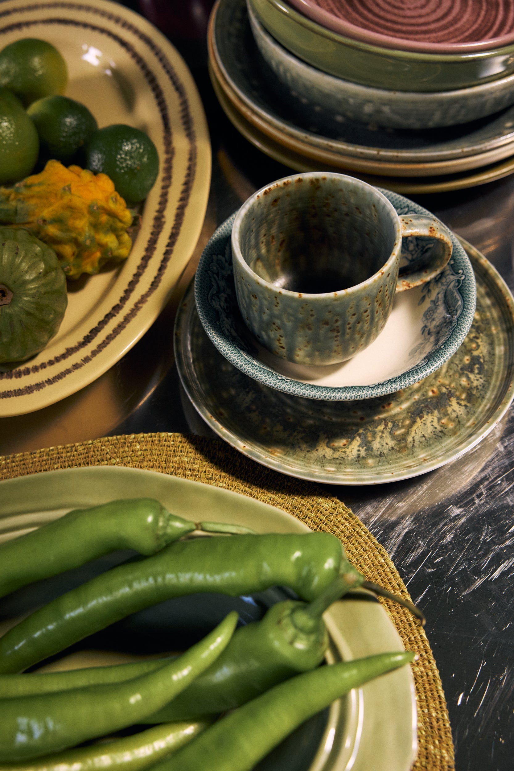 HKLiving Chefs Ceramics Ontbijtbord Rustic Green gestapeld met ander servies en etenswaren